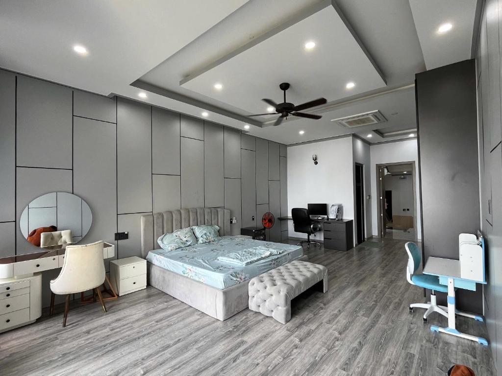 a bedroom with a bed and a desk and a chair at Thiên long homestay in Kinh Dinh