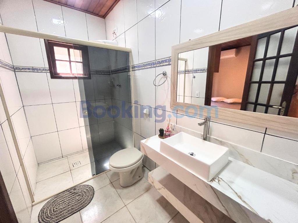 Ένα μπάνιο στο Recanto da Palmeira - Piscina aquecida, quartos com ar condicionado