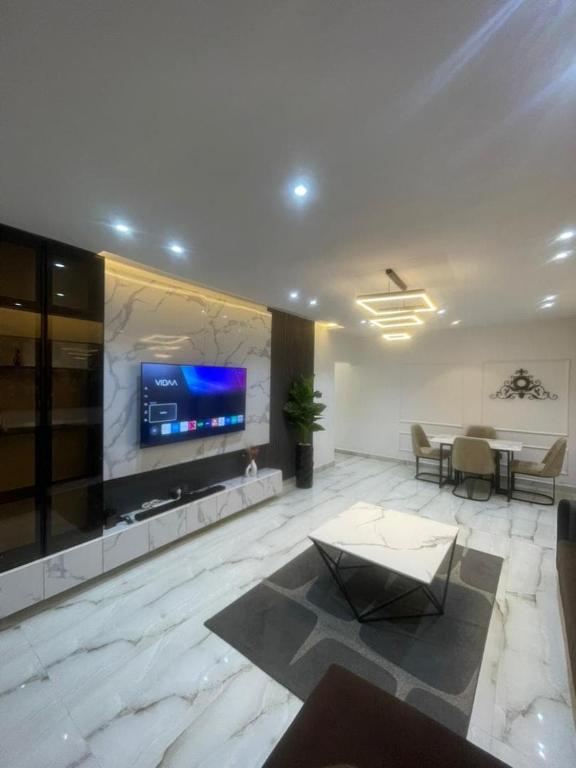 TV a/nebo společenská místnost v ubytování Fantasy Suite - 2 Bed