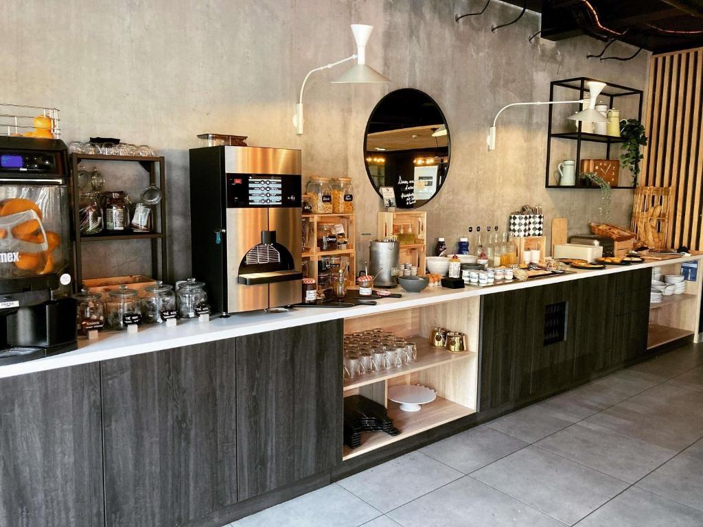 eine Küche mit einer Theke in einer Kitchenasteryasteryasteryasteryasteryasteryasteryasteryastery in der Unterkunft ibis Styles Dreux Centre Gare in Dreux