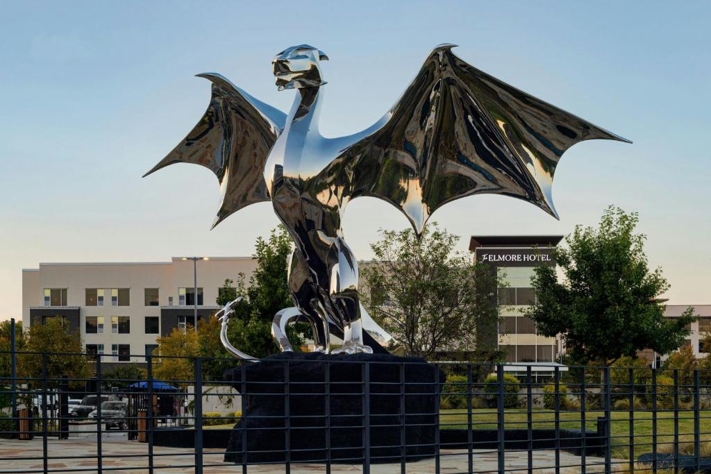 The Elmore Hotel, DFW Southlake, a Tribute Portfolio Hotel في ساوثليك: تمثال لطائر بجناحه