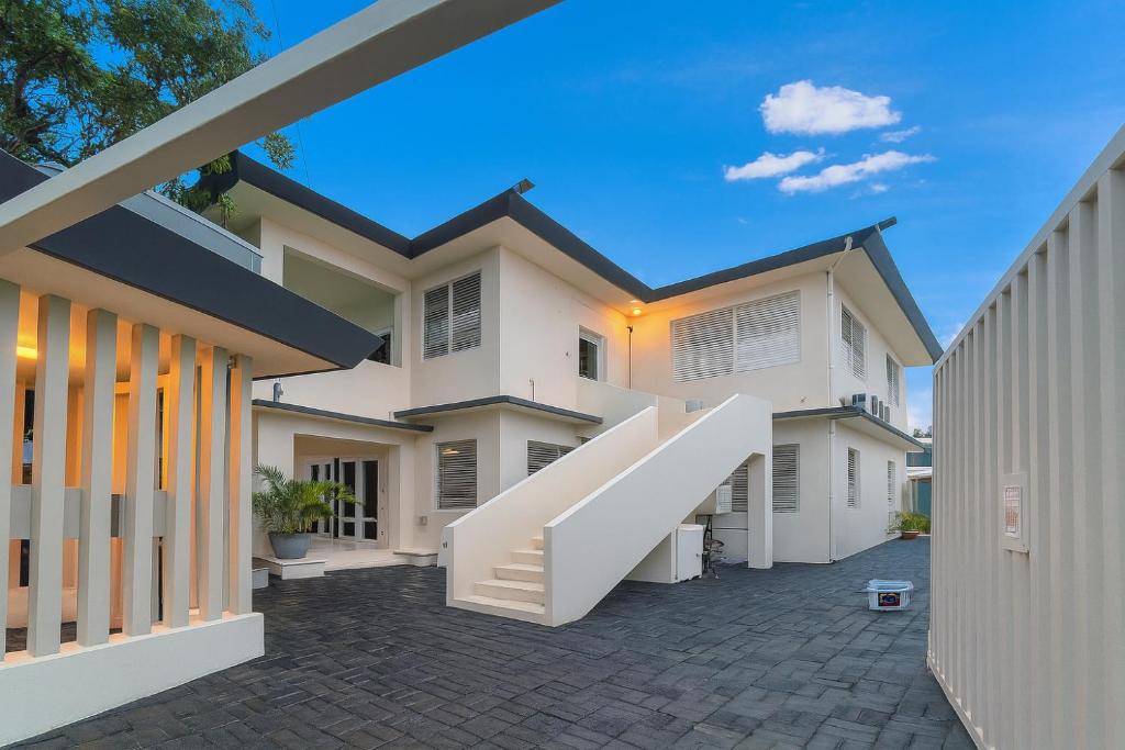 Ocean Park Studio Pool at Riviera Villa في سان خوان: منزل امامه درج