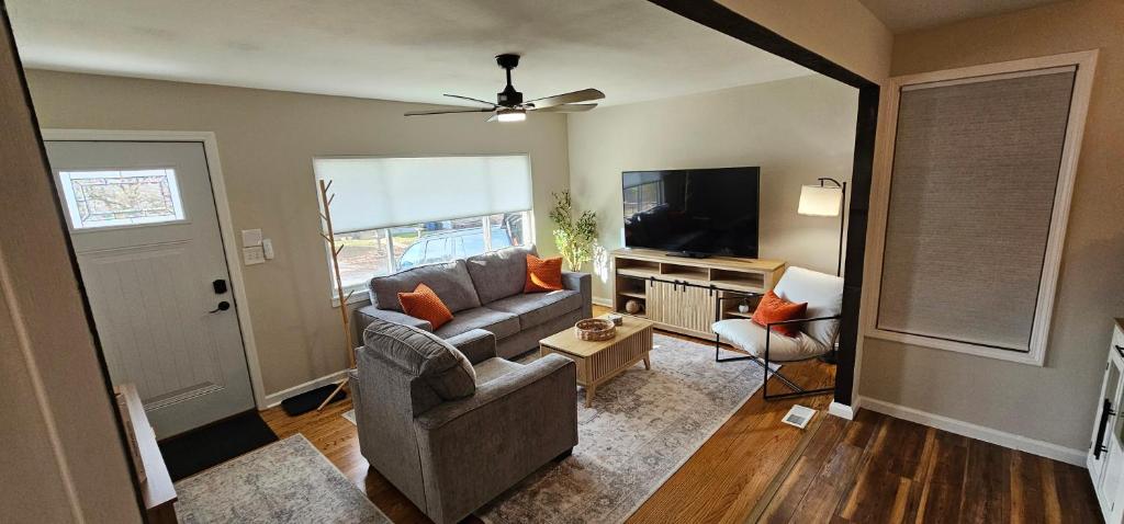 TV/trung tâm giải trí tại Charming 2 bedroom house in serene St Louis