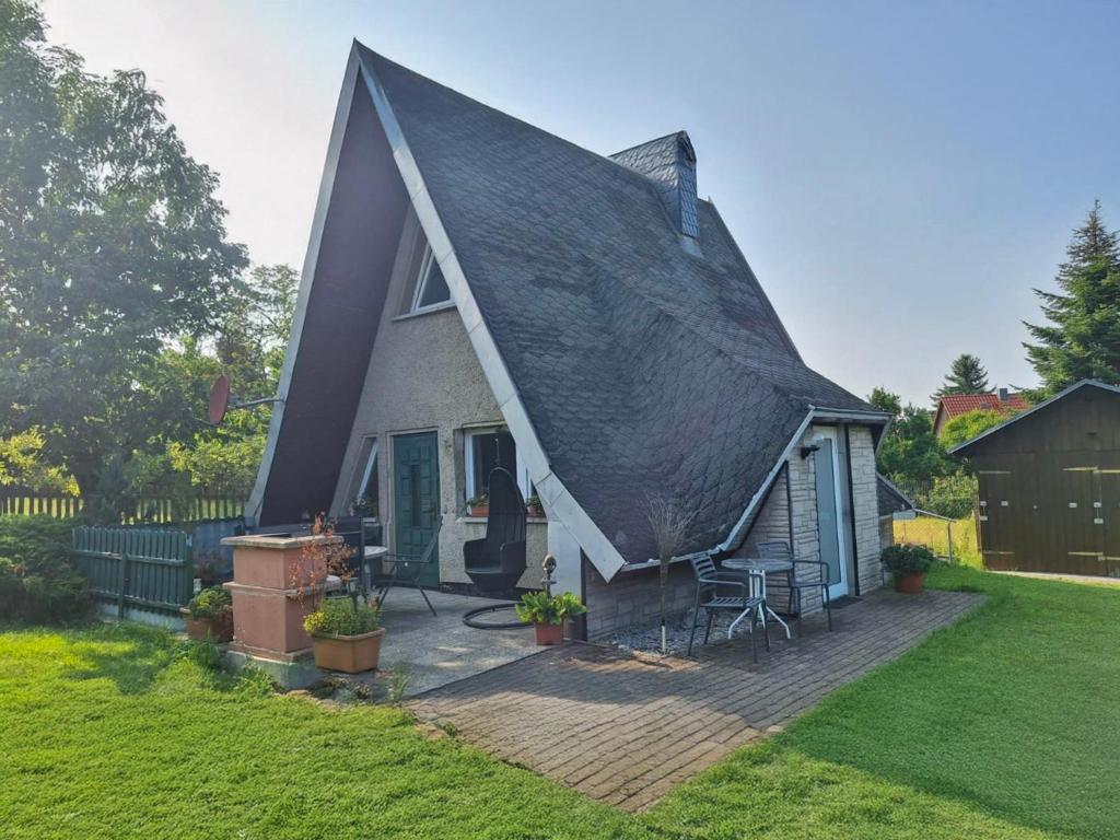 een huis met een gambrel dak met een terras bij Moni in Hüttenrode