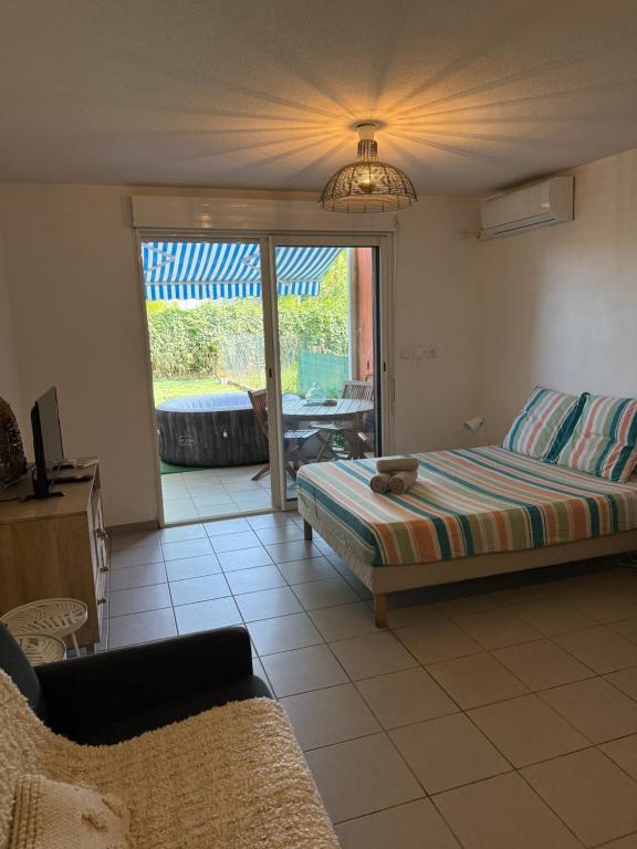 Ένα ή περισσότερα κρεβάτια σε δωμάτιο στο Kampagn Jacuzzi - Rémire Wifi et climatisation