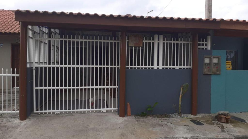 een poort naar een huis met een blauw en wit bij Casa da Vo da Maria pertinho do mar in Matinhos