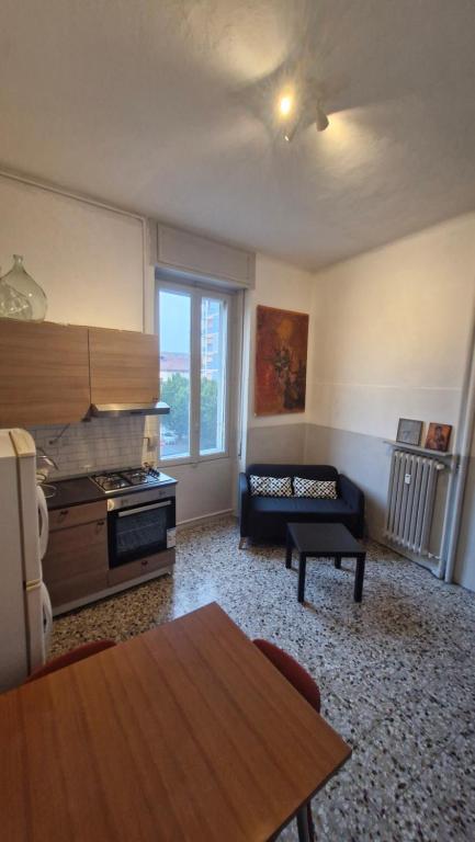 ein Wohnzimmer mit Kaminofen und Couch in der Unterkunft 120m2-INTERO-app-CENTRO-PiazzaGenova-Ospedale-parking free close in Alessandria