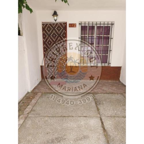 Un perro en una puerta con una patineta encima. en TRIPLEX MDT a 200mt de la playa 8 personas, en Mar del Tuyú