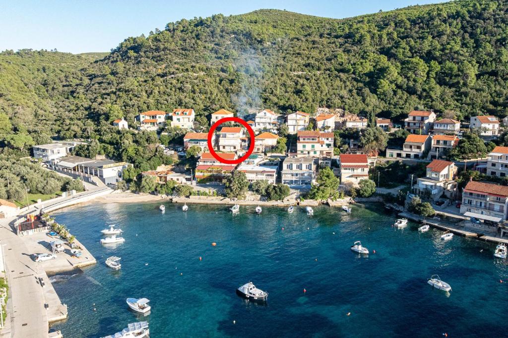 eine Luftansicht einer Stadt mit Booten im Wasser in der Unterkunft Apartments by the sea Brna, Korcula - 9187 in Brna