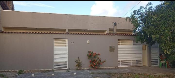 Una casa blanca con dos puertas de garaje en el frente. en Casa da Meire, en Prado
