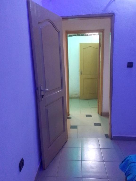 KikaGhi House的走廊设有开放式门,房间设有