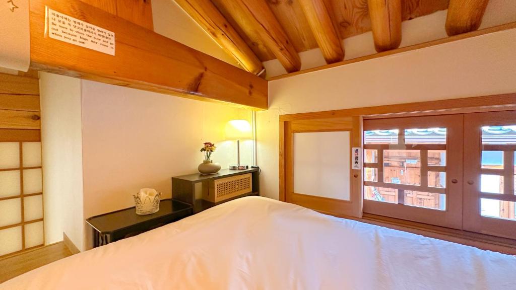 Postel nebo postele na pokoji v ubytování Hwadong 1Beonji