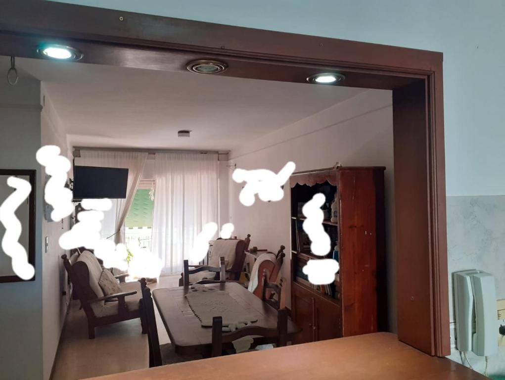 Departamento Luz في كونسيبسيون ديل أوروغواي: مرآة تعكس غرفة طعام مع طاولة وكراسي