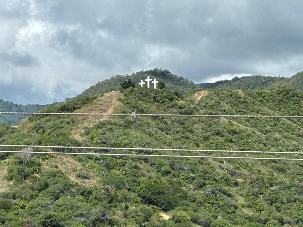 a cross on top of a hill with a church at Apartamento Roldanillo in Roldanillo