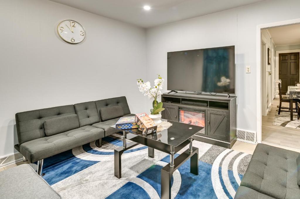 Posezení v ubytování Walk to Local Eats! Updated Schenectady Apartment