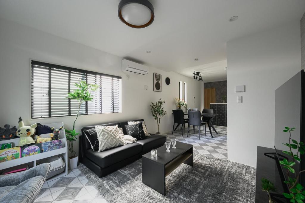 ein Wohnzimmer mit Sofa und Tisch in der Unterkunft Skytree View Riverside Terrace in Tokio