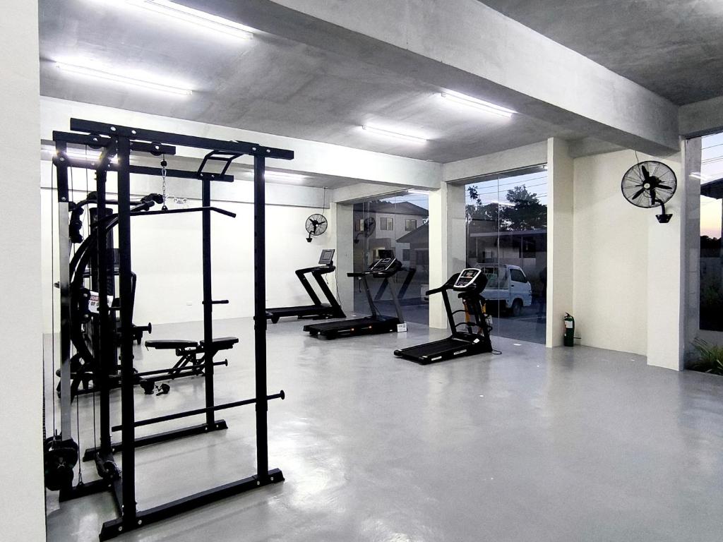 Fitness centrum a/nebo fitness zařízení v ubytování BH UrbanSky Condo