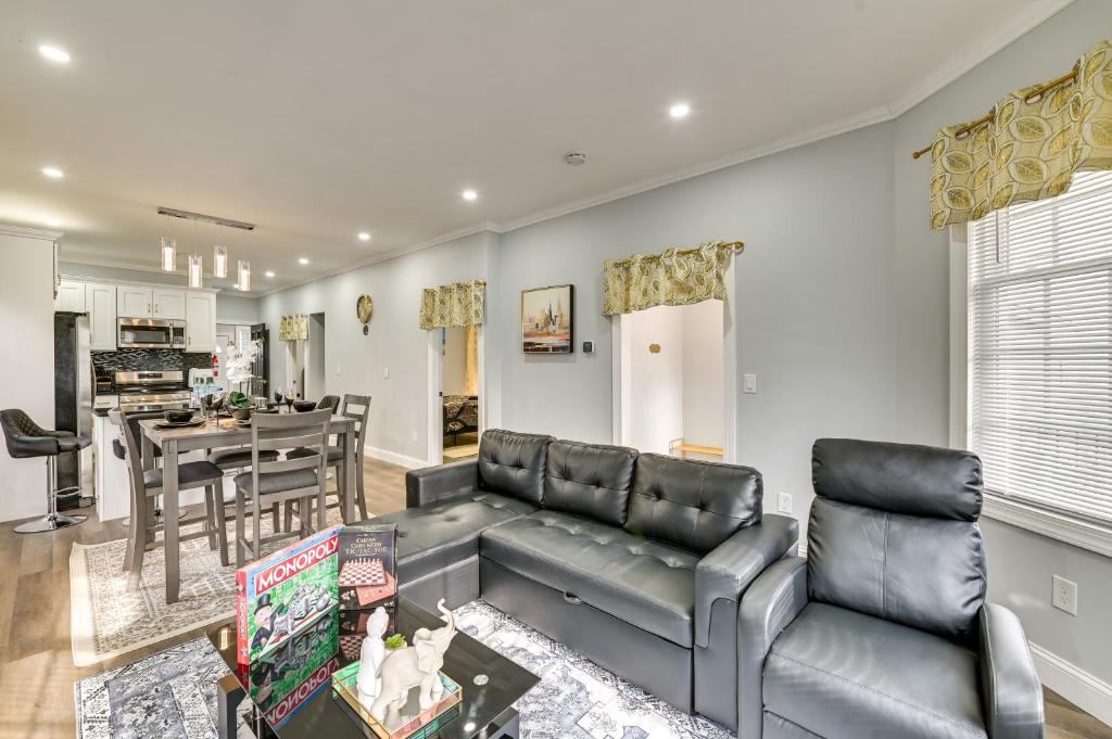 Kuchyň nebo kuchyňský kout v ubytování 2 Mi to Downtown Charming Apt in Schenectady!