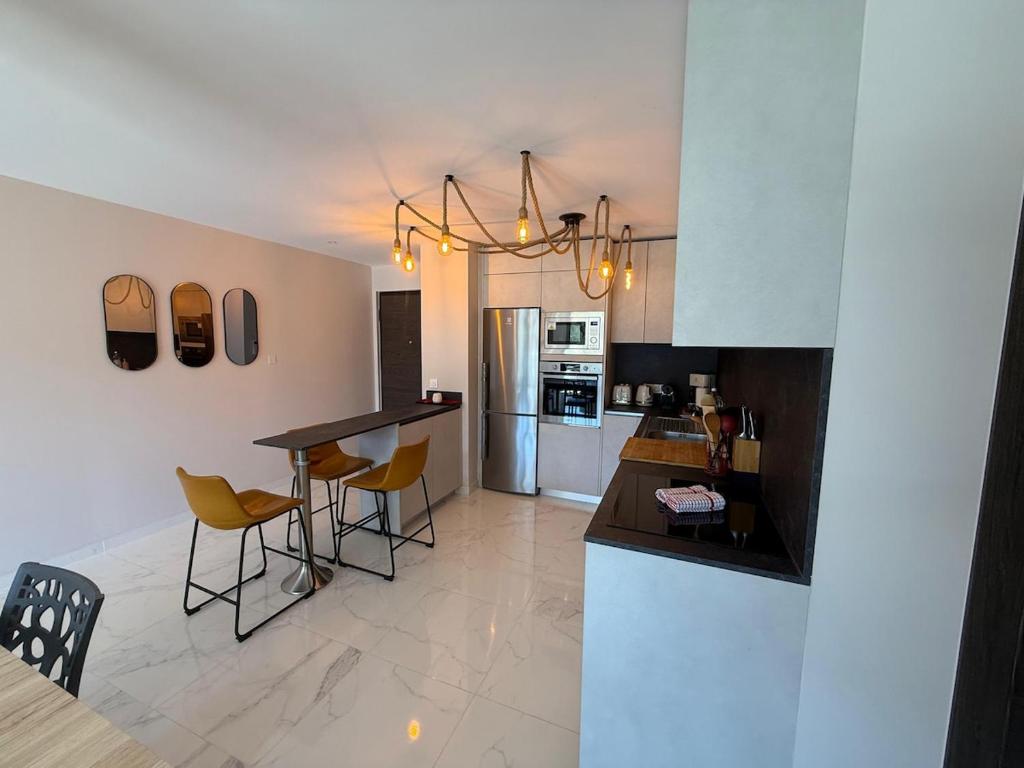 Η κουζίνα ή μικρή κουζίνα στο Refuge tranquille, vue nature, place de parking au port gratuite