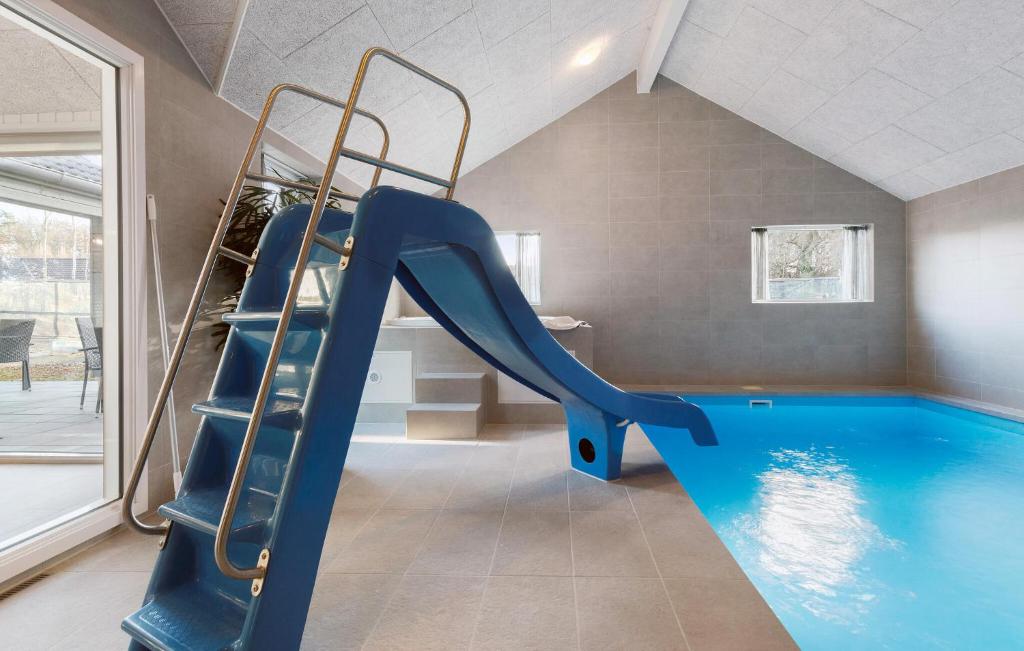 Πισίνα στο ή κοντά στο Cozy Home In Glesborg With Sauna