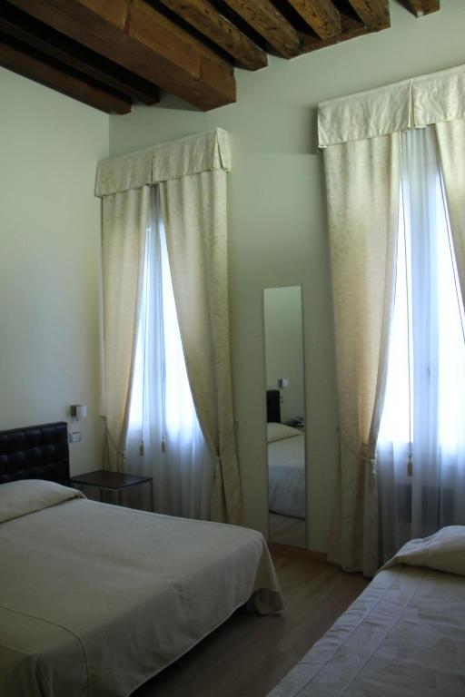 Postel nebo postele na pokoji v ubytování Albergo al Tiepolo