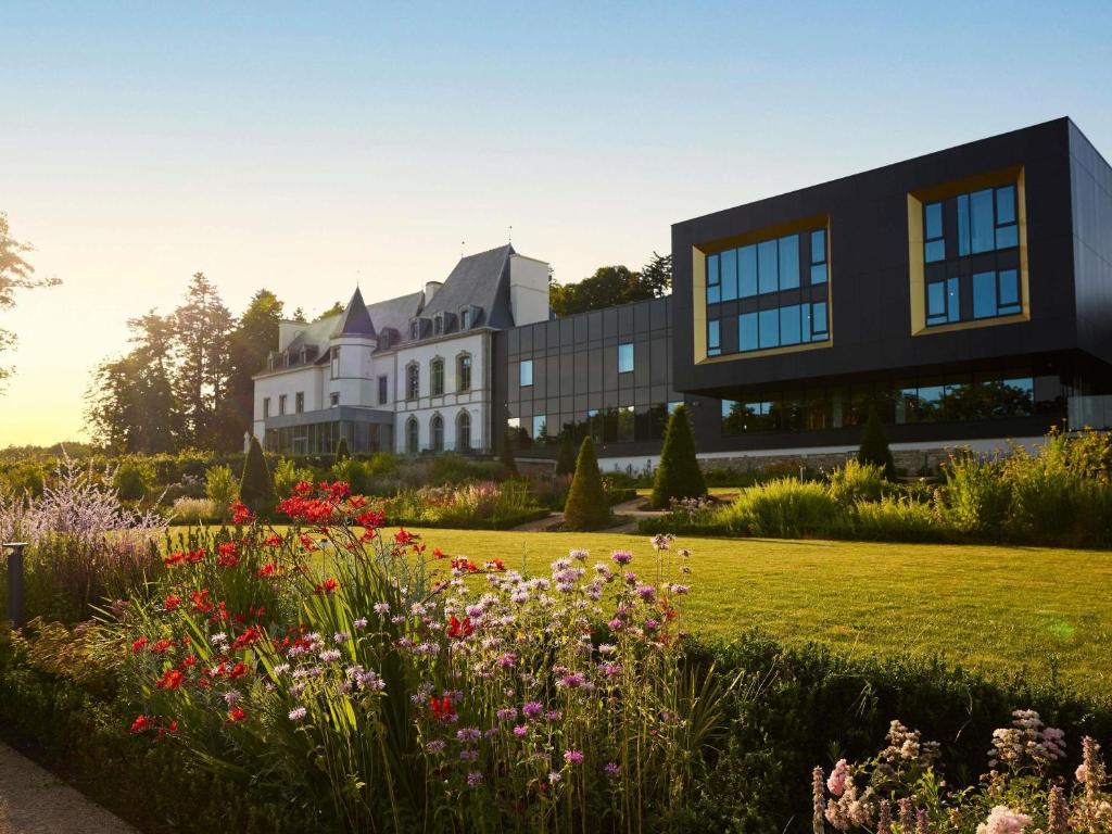 ein Gebäude mit einem Garten davor in der Unterkunft Domaine du Liziec Vannes - MGallery Collection in Vannes