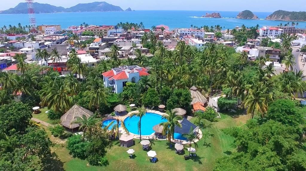 una vista aerea di un resort vicino all'oceano di Hotel Hacienda de Melaque a San Patricio Melaque