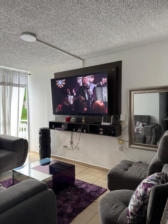 Μια τηλεόραση ή/και κέντρο ψυχαγωγίας στο Hermoso apartamento amoblado en Dosquebradas