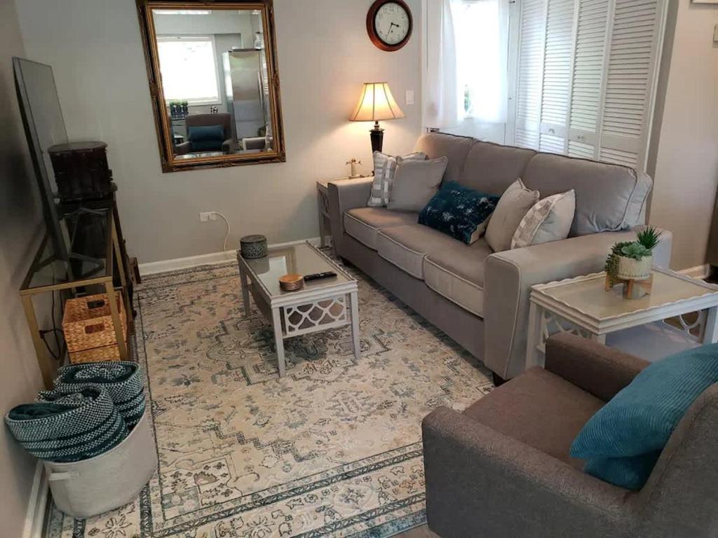 un soggiorno con un divano e un tavolo di Newly Remodeled 2BR 2BA Home Close to Barrington a Barrington