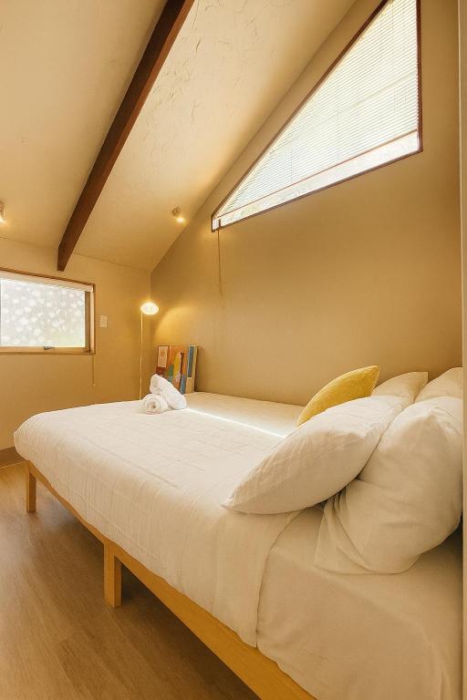 Un pat sau paturi într-o cameră la Queen's Tiny Nook by Peakhost