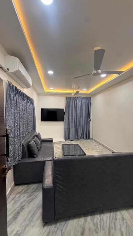 ein Schlafzimmer mit einem großen schwarzen Bett in einem Zimmer in der Unterkunft Blue moon in Hyderabad