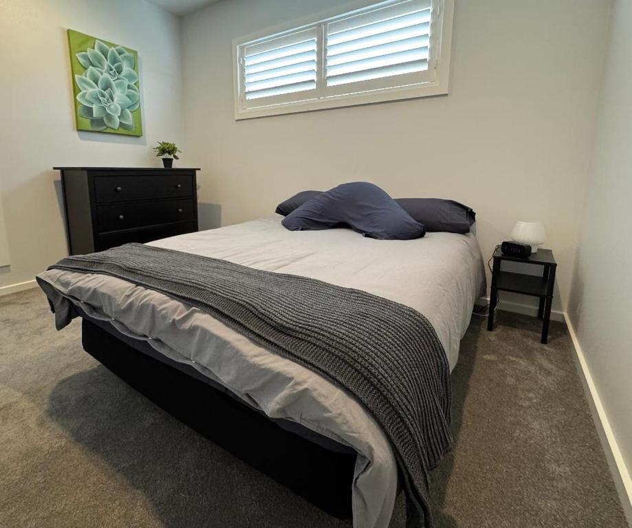 Postel nebo postele na pokoji v ubytování Azure Abode