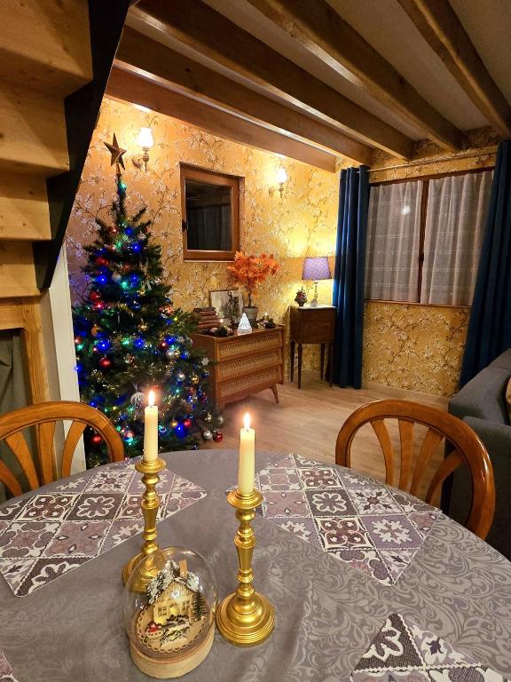 LieureyにあるDomaine Marcelのキャンドルが置かれたテーブルのある部屋にクリスマスツリー