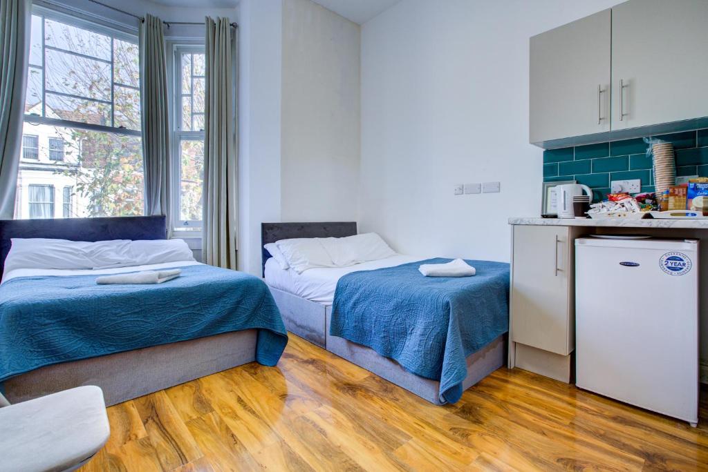 Ένα ή περισσότερα κρεβάτια σε δωμάτιο στο City Hotel