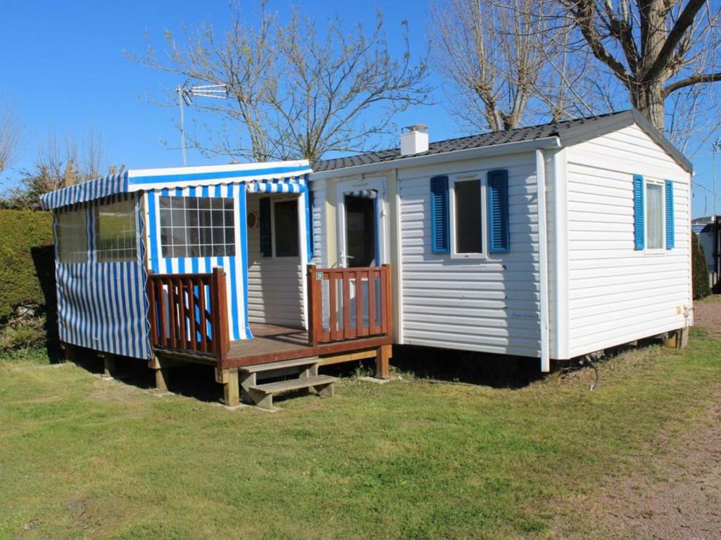 Mobil home confortable avec terrasse pour 6 personnes - API-1-52-882