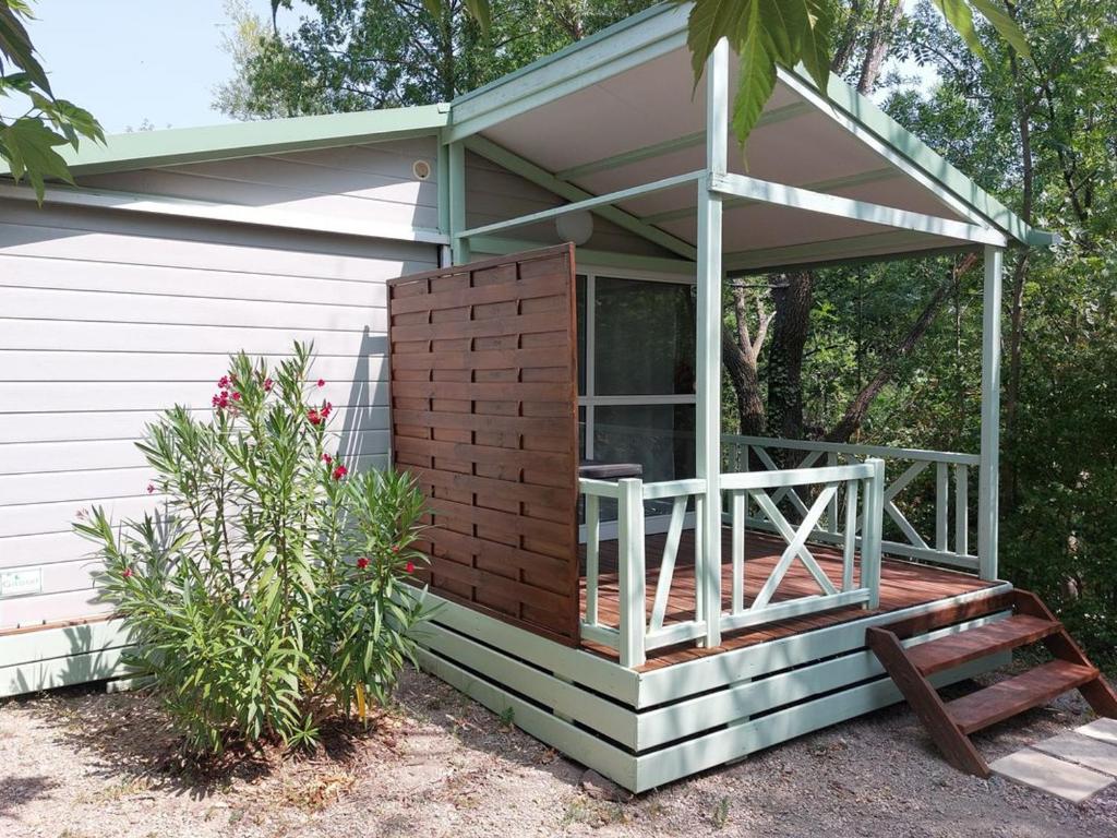 Un porche cubierto al costado de una casa en Chalet pour 2 avec Terrasse - Rampe d'accès - API-1-52-922, en Soubès