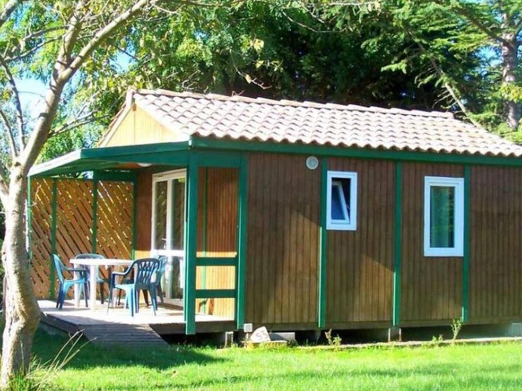 Το κτήριο όπου στεγάζεται  το κάμπινγκ