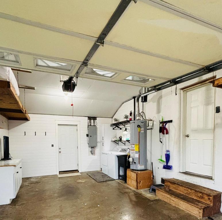 Ένα μπάνιο στο Cozy 3 Bedroom Home with Garage