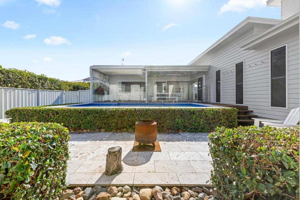 Swimmingpoolen hos eller tæt på Coastal Oasis BBQ, Fire Pit & Heated Pool Sleeps 8