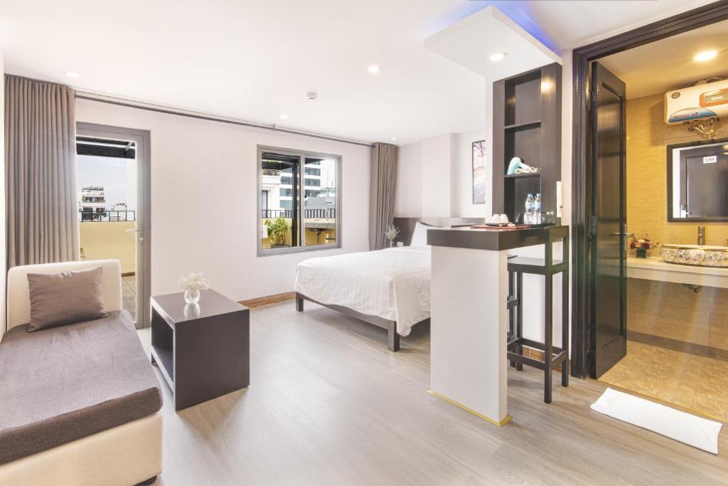 Giường trong phòng chung tại SAM Hotel and Apartment Danang - 150m to the beach & 200m to An Thuong area