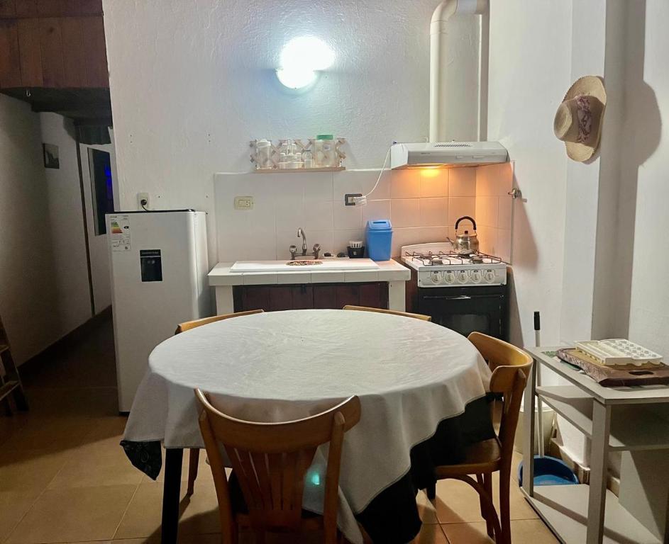 サンタ・テレシータにあるLo de Nelly en Santa Teresita Pta Bajaのキッチン(テーブル、シンク、コンロ付)