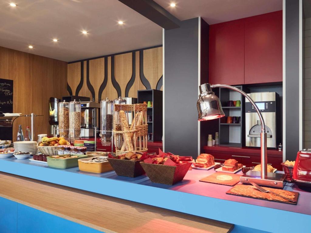 ein Buffet mit Speisen auf einer Theke in einem Restaurant in der Unterkunft Ibis styles Toulon la Seyne sur Mer in La Seyne-sur-Mer