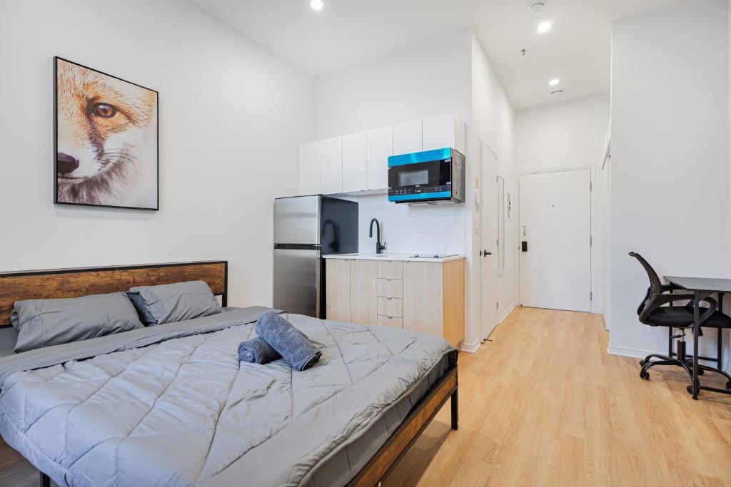 une chambre avec un lit et un bureau dans l'établissement Downtown Studio For 2 Guests with Parking, à Montréal
