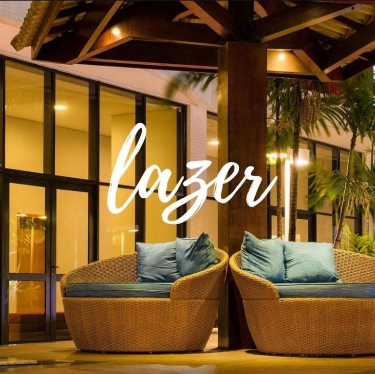 zwei Korbstühle vor einem Laden in der Unterkunft Luxo in São Paulo