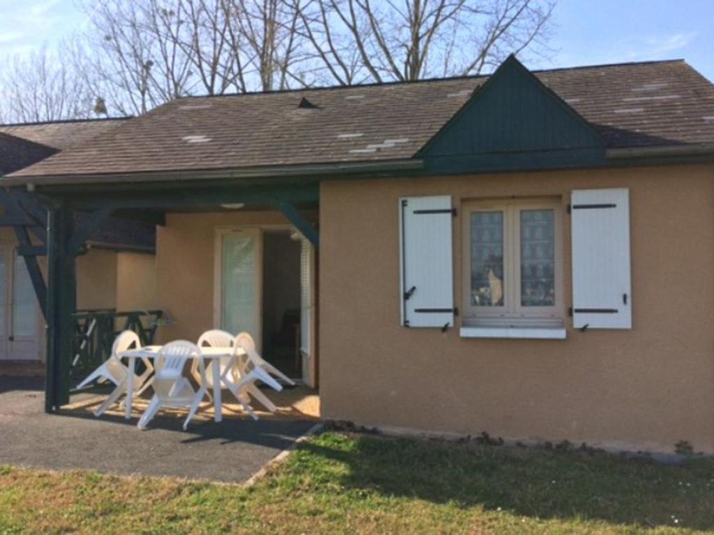 Dos mecedoras frente a una casa en Chalet avec terrasse pour 4 personnes à Oloron-Sainte-Marie - API-1-52-954, en Bidos