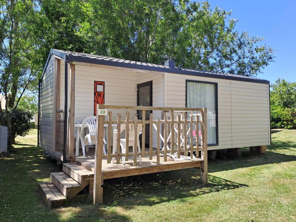 Το κτήριο όπου στεγάζεται  το κάμπινγκ