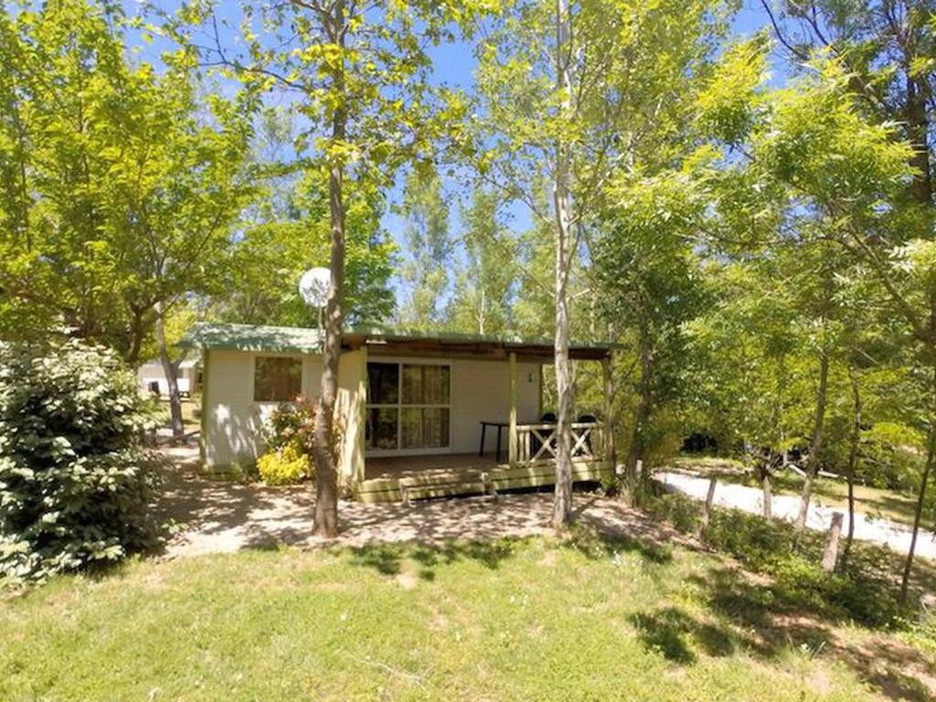 Chalet 35m² avec Terrasse à Soubès - API-1-52-979 في Soubès: منزل صغير وسط ساحة