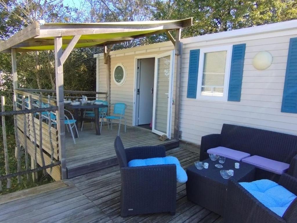 Μπαλκόνι ή βεράντα στο Mobil home confortable avec terrasse pour 6 personnes - API-1-52-986