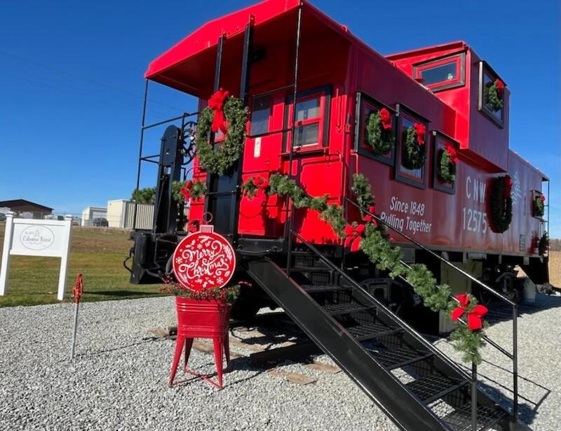 Afbeelding uit fotogalerij van Charming Train Caboose-Sleeps 4-Loft-Firepit in Fredericktown