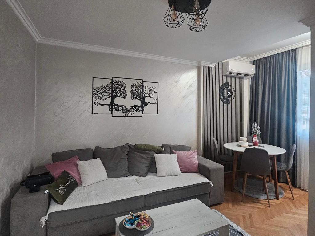 un soggiorno con un divano e un tavolo di Stan na dan Bijeljina centar a Bijeljina